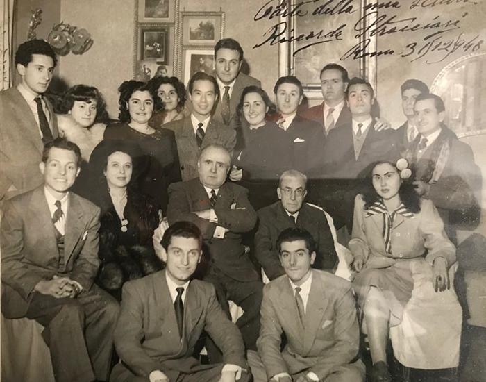 Študenti belcanta Riccarda Stracciariho (uprostred). V hornom rade piaty sprava Ladislav Pudiš s manželkou Enzou Tocci.